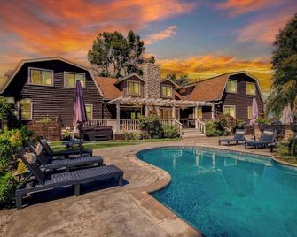 Chateau Syrah by AvantStay Picturesque Estate w Pool Hot Tub Pool Table Table Tennis New Pickleball Court Basketball hoop - Temecula - Pool