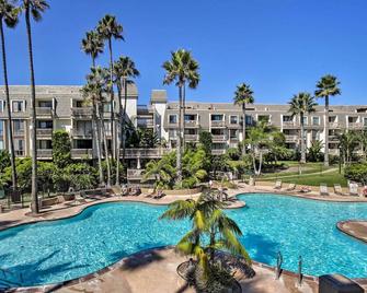 Stunning Oceanside Condo Walk to the Beach! - Oceanside - Pool