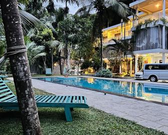 Heavens Holiday Resort - Kandy - Piscina