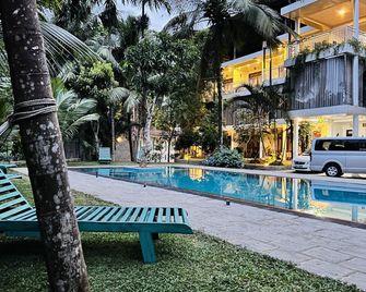 Heavens Holiday Resort - קאנדי - בריכה