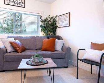 Oasis Top Floor Suite With Lake And Mtn - Harrison Hot Springs - Living room