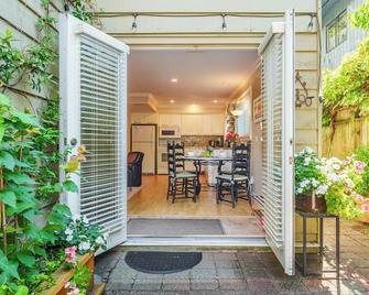 Ferry Walk House, Family & Pet Friendly - West Vancouver - Patio