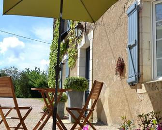 Chambre d'hôte au Domaine Terre de Chênes - Saint-Jean-Poutge - Patio