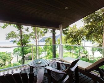 باي فيو ريزورت في فاي أيلاند - بيتش فرونت ريزورت - جزر في في - شرفة