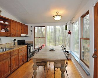 Adorable Creek Cottage Charming Original Details, Fireplace, Near Town, Wifi - Woodstock - Kitchen