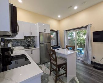 The Grassy Oasis - Brampton - Kitchen
