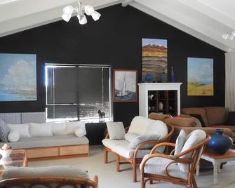 The Blackhouse, mid century country living at its best. - Waipukurau - Living room
