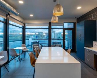 Modern 1BR Apt with Skywalk to Fiserv, Rooftop, and Parking - Milwaukee - Restaurant