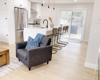 Cottontail Long Point 4 Bedroom Cottage minutes to the beach - Long Point - Living room