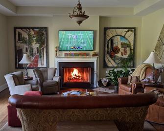 Large Family getaway,16 acres in golf community, wineries, hiking, biking nearby - Haymarket - Living room
