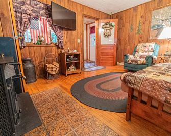 Lewis' Cottage | 2br,1ba,rustic,hot Tub ,fireplace - Farmington - Bedroom