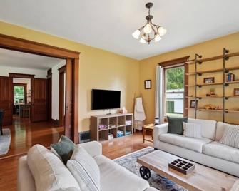 Spacious and charming 4br home in downtown Pella - Pella - Wohnzimmer