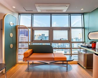 L&L Central Hotel - Jeju City - Living room