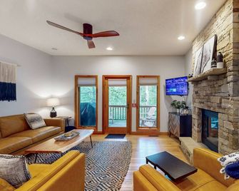 Splendid dog-friendly home with hot tub, deck, free WIFI & gas grill - McHenry - Sala de estar