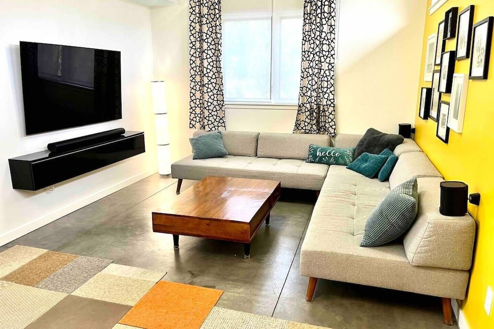 Rest And Relax at This Stunning Beach House Steps From Lake Michigan - Gary - Sala de estar
