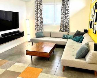 Rest And Relax at This Stunning Beach House Steps From Lake Michigan - Gary - Sala de estar