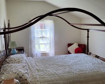 Close to snowmobile and atv trails. Minutes from Porcupine mountains. - Ontonagon - Bedroom
