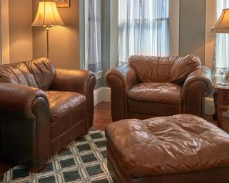 Great private intown studio for 2+ adult guests - Auburn - Living room