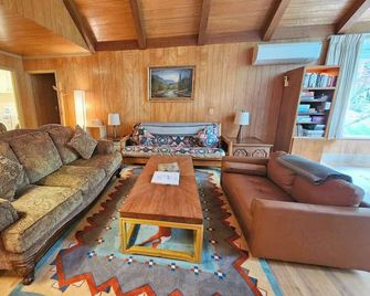 Charming Salmon Creek home with modern touches. - Welches - Sala de estar