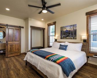 Elk Ridge Village 401A Cozy Cabin with views of Flathead Lake and the mountains - Lakeside - Bedroom