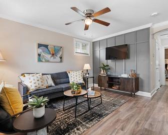 Lovely 2 Bedroom House in Hickory - Hickory - Living room