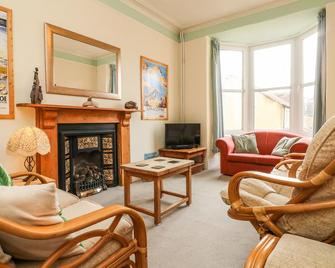 Penryn - Ilfracombe - Living room