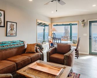 Mrs. Garcia's Bungalow W/ Captivating Views - Jerome - Sala de estar