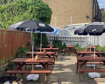 The Shepherds Rest - Halifax - Binnenhof