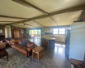 Beautiful 4-bedroom farmhouse in Lexington. Huge living room/kitchen. - Lexington - Sala de estar