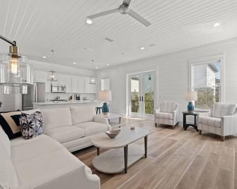 Tidal Time Estate With Game Room And Lsv - Waterbury - Living room