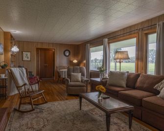 Circle H Farmhouse Retreat - Miles City - Huiskamer