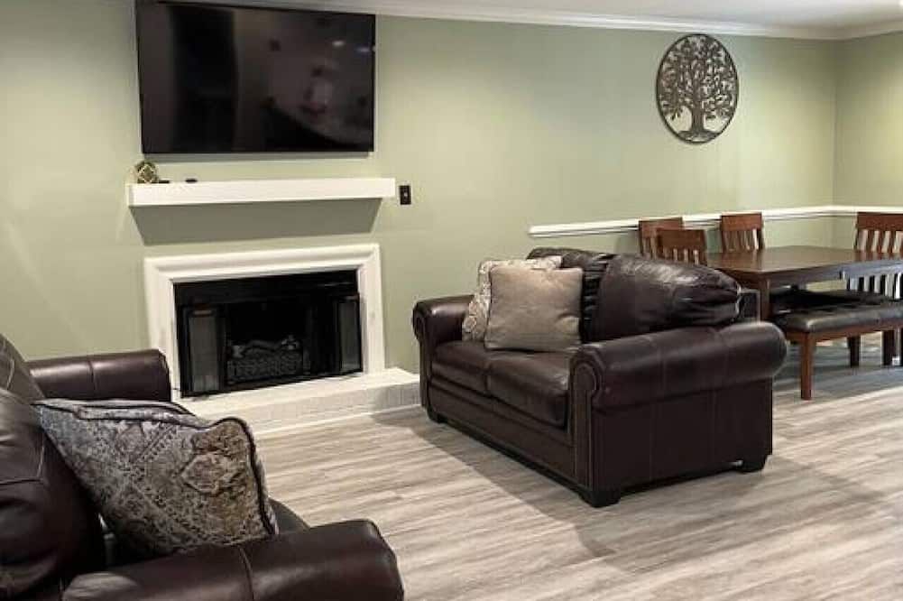 2-Story Townhouse with King Size Bed off Capital Blvd - راليغ - غرفة معيشة