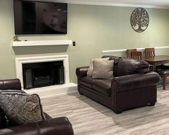 2-Story Townhouse with King Size Bed off Capital Blvd - راليغ - غرفة معيشة