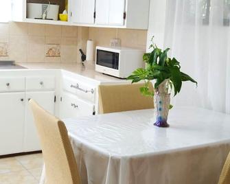 Simple Living: Live Like A Local - St. George's - Dining room