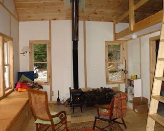 Luxury Glamping Cabin. Close to hiking and 15 minutes from Ski Area - Chester - Obývací pokoj