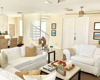 Beautiful Tree House at Bimini Bay - steps away from the beach - Bailey Town - Sala de estar