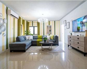 Charming 1-bedroom apartment in gorgeous Montego Bay with AC, WiFi - モンテゴ・ベイ - リビングルーム