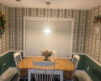 Updated The Palace of the Hamptons - Tuscaloosa - Dining room