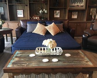 Country living at its finest! With magnificent mountain & small lake view. - Mena - Sala de estar