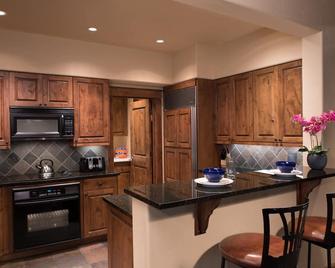 Deluxe + Spacious Condo with A/C - Jackson - Kitchen