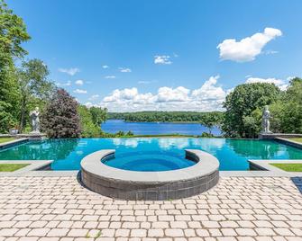 Gorgeous Hudson River Estate-with Pool and Winter Jacuzzi - Athens - Pool
