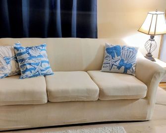 Sunset Shack! Cozy 2-bedroom in beautiful Zephyrhills -near the best of Florida! - Zephyrhills - Living room