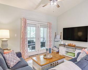 10 Mi to Beach Updated Foley Condo with Pool Access - Foley - Living room