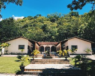 Step Back in Time to a Lovely Turn of the Century Authentic Spanish Hacienda. - Copán - Bâtiment