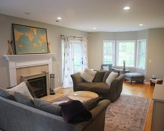 Berkshires Colonial on 2 Acres by Evergreen Home - Richmond - Living room