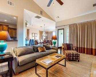 Waterfront All-Suite w/ Private Balcony – On-Site Dining, Spa & Marina - Lakeway - Living room