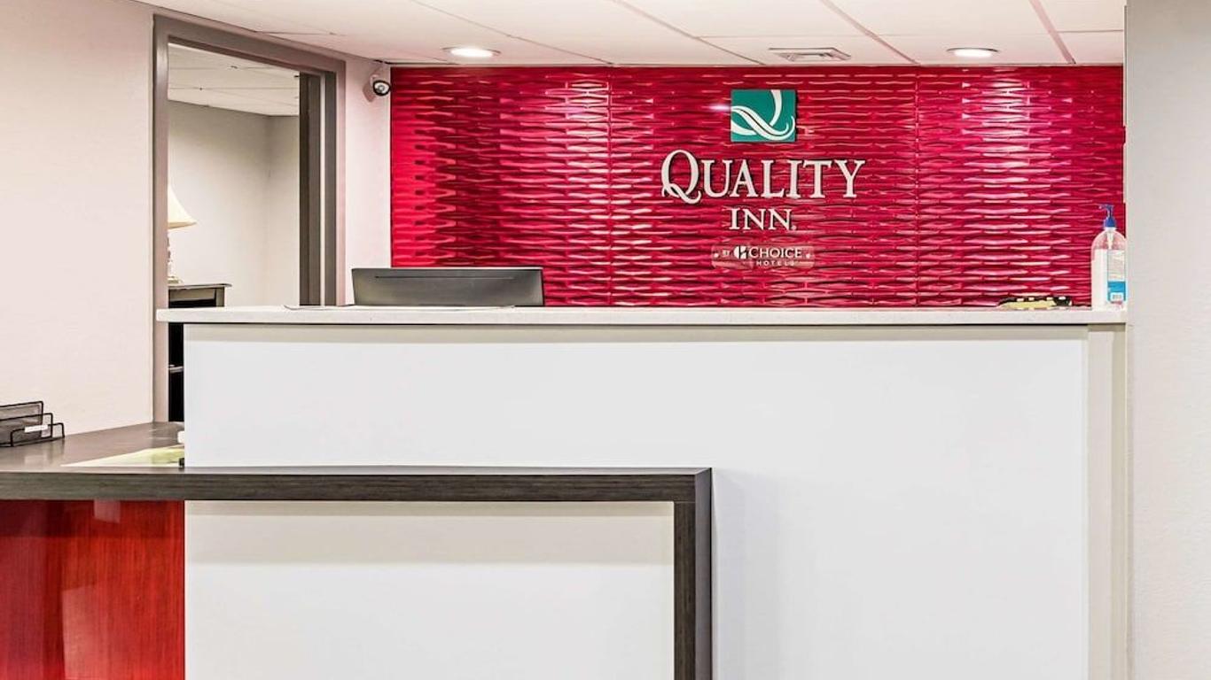 Farragut Inn & Suites