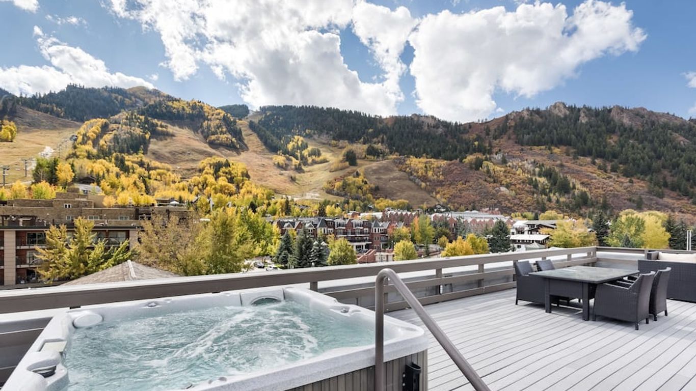 Independence Square Lodge by Frias