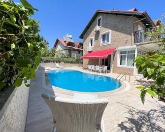 Large House only 100m to the beach, shopping and going out local centre Kemer - Kemer - Pool