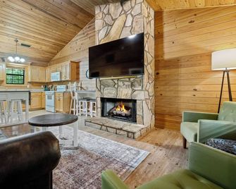 Family Friendly Cabin a short walk away from Noccalula Falls - Gadsden - Olohuone